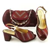 Scarpe eleganti da donna viola di alta qualità abbinate alla borsa con decorazione di strass décolleté africane e borsa set MM1127 tacco 5 cm
