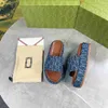 Designer Slides Sandalo con plateau da donna Ciabatte ricamate nere Pantofola grossa con mulo Infradito Scivolo in gomma spessa Summer Beach Tacco medio
