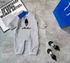 Varumärkesspädbarn Jumpsuits Multi Color Valfria pojkar flickor stickade inställda storlek 52-100 logotyptryck Nyfödd baby crawling kostym jan10