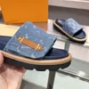 Klassisk gammal blomma lyxkvinnor Designer Tjock Sole Talltor French Brand Womens Fashion Beach Flip Flops Slipper Mule Högkvalitativ äkta läderdamer Sandaler