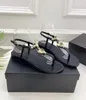 Sommer Luxus T-Strap Tanga Sandalen Designer Frauen Flip Flops Slipper Echtes Lederrutschen Metallketten Damen Casual Shoes EU35-41