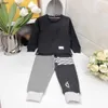 Brand Baby TrackSuits Blocking Design Designer Designer Rozmiar 100-160 Autumn Okrągła Bluza z kapturem i białe spodnie w paski 1 stycznia