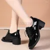 Elbise ayakkabıları gerçek deri kalın kök yuvarlak kafa parlak kadın loafers patent yüksek topuklu moda sokak poz resmi