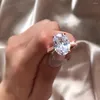 Anelli a grappolo Fascino femminile Grande anello in pietra di cristallo bianco Lusso color argento Matrimonio per le donne Regali di gioielli di fidanzamento da sposa vintage