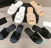 Kvinnor Flat Paris Sandal Low Heels Slippers quiltade textur Kristallspänne Flats Designer Skor Velvet Slip On Cowhide Slide Mules Outdoor Retro Flip Flops