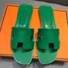 Kvinnor tofflor designer sandal mode glid sko för kvinna tazz tozz läder gummi platt sandale sommar strandskor loafer gula botten slidare dhgate