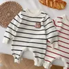 Baby gebreide nauwsluitende kleding voor kinderen van 0-2 jaar herfst schattig gestreepte jumpsuit voor baby's babykleding babykleding 240116