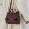 Designer Polen Pura pelle bovina Mezza luna Numero Style Crossbody Dumplings Borsa da donna classica e alla moda Secchio di fiori di alta qualità