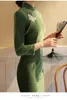 エスニック服グリーンロングスプリットQIPAOセクシードレスベロア女性のためのエレガントなチョンサム秋のベスティドスチャイニーズスタイル
