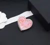 2024 Luxe kwaliteit bedel hartvorm met roze kleur in 18k verguld met stempeldoos met woorden ontwerp PS3807A
