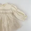 Höstflicka spädbarn våffla ruffle långärmad mesh klänning bodysuit baby solid broderi blomma mode bomull onesie baby dräkt 240116