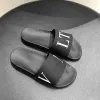Sandaux en caoutchouc de haute qualité Sliders Summer Slipper Fashion Rived Rivet Flat Luxury Designer à l'extérieur pour hommes