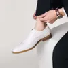 Scarpe da uomo formali in vera pelle di mucca bianca solida da sposa 2023 Primavera Brogue con lacci a punta fatte a mano Taglia 46