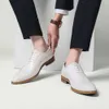 Scarpe da uomo formali in vera pelle di mucca bianca solida da sposa 2023 Primavera Brogue con lacci a punta fatte a mano Taglia 46