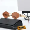 Modische Luxus-Designer-Sonnenbrille für Damen und Herren, gleiche Sonnenbrille wie Lisa Triomphe Beach Street Foto, kleine Sonnenbrille, Metall-Vollrahmen, mit Geschenkbox 136