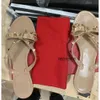 Kvinnors designers Luxurys Sandals Rivet Brand Bow Knot Flat Slippers Sandal Studded Girl Jelly Platform Slides Lady Flip Flops