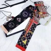 Einfache Mode vier Blattklee Weiche Stoff Schal Designer Druckschals Seidenstirnband für Womengirl Geschenk langes Griffbeutel Schals Ribbon Kopf Geschenke