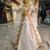 فستان زفاف أبيض تركي رائع 2024 مع الدانتيل الذهبي طول الطابق الطابق الباكستاني المغاربة الطويلة الأكمام العربية العروس العرب