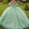 Ljusgrön glänsande quinceanera klänningskulklänning från axel applique spetspärlor kristall tull korsett söta 15 vestidos de xv anos