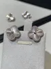 Designer Medium örhängen för kvinnor Mor Pearl Gold-Plating 18k Four-Leaförhängen Senior Classic Earrings New Clover Earrings Light Luxury Flash Mens 2024