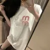 Miui Miui Women Tシャツデザイナー夏のTシャツファッションカジュアルルーズコットンティートップスビーズレター刺繍グラフィックティーTシャイアー46GM