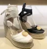 Ny stil kvinnor kil hög häl sko designer klassiker sandale mode glid tofflare toppkvalitet sandal klänningskor loafer sommar klackar lyx mule plattformsreglage