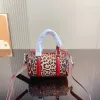 Kvinnors axelväska designer tygväska leopard tryck handväska för kvinnor lyxguld bokstäver handväskor crossbody handväska dam mode flap het -14