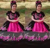 2022 Vintage Mexcian Quinceanera klänningar Mini Little Girls Floral Applique Ball Gown Black Purple Belt Pageant Flower Girl Dress F7510350