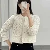 Pulls pour femmes de concepteur Xiaoxiangfeng tricoté col rond à manches longues cardigan creux crochet fleur manteau haut automne hiver nouveau vêtement d'extérieur I1BT