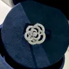Tasarımcı 2024 Yeni Lüks 925 STERLING Gümüş Yüzük Ünlü Fransız Marka Klasik Klasik İçi Hollow Camellia Kakılış Su Pırlanta Kadın Büyüleyici Takı Kız Moda Hediyesi