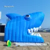 4.8x5.4x4mH vente en gros personnalisé bleu gonflable tunnel de requin dessin animé animal de mer mascotte air exploser tête de requin avec bouche ouverte pour la décoration d'entrée extérieure