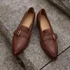 Klädskor Heihaian Leather Loafers 2024 Fyra säsonger kan bära bältesspännen dekorativ enkel vintage spetsiga tå kvinnor