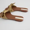 Chinelos Mulheres Sandálias Planas Verão 2024 Moda Golden Round Toe Bow Sexy Outer Wear e Beach Luxury