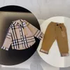 Baby Kinder Kleidung Sets Kleinkind T-Shirts Hosen Plaid Designer Mädchen Jungen Langarm T-Shirts Kinderkleidung Uniform T-Shirts Luxuriöse Frühlingsbuchstaben bedruckte AnzügeT-Shirts