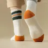 Erkek Çoraplar 5 Çift Yüksek Kaliteli Erkekler Kış Peluş ve Kalın Yalıtım Şeritleri ile Sıcak Spor Koku Dayanıklı Orta Tüp