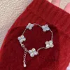 Bracelets de charme de créateurs Van Four Leaf Clover Cleef Bracelet de luxe mode élégante femmes nouveau collier design cyber rouge