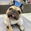 Elegante cappello per cani lavorato a maglia Cappello caldo con stampa di lettere regolabile per cani Designer Schnauzer Cappello con ornamenti per capelli a secchiello francese