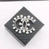 Broche de créateur de luxe broches plaquées or bijoux de style de mode fille élégante broche de perle classique cadeau premium accessoire de bijoux de fête de mariage