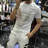 남자 티셔츠 패션 스타일의 짧은 슬리브 남성 탑 의류 남자 티셔츠 품질 고품질 면화 v 형 패턴 라인 스톤 2023 New Street T240117