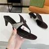 Sandalias populares de verano para mujer, zapatillas planas informales de cuero con tacones altos para fiesta de boda y negocios