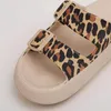 Pantofole da donna estive divertenti scivoli leopardati scarpe da giardino per esterni super leggere sandali da spiaggia freschi infradito con piattaforma con suola morbida