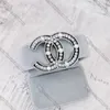 Spille con diamanti scavati alla moda Lettera di design Spille in cristallo Spilla Accessori per sacchetti con sigillo in acciaio