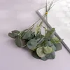 装飾的な花人工ユーカリは緑の茎を残し、家の屋内のために現実的な活気
