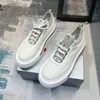 Nya lyxiga män breda sneakers coach sportskor designer plattform löpare sules casual skor mäns svart vit läder klassiska triangel sportskor EU38-44