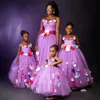 Robes de demoiselle d'honneur violettes, col transparent, fleurs faites à la main, robe de bal princesse, robes de demoiselle d'honneur en tulle à plusieurs niveaux, robe de fête d'anniversaire pour fille et mère CF006