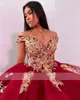 Prinsessan Red Off Shoulder Ball Gown Quinceanera Dress for Girls Beaded Gold Appliciques Födelsedagsfestklänningar Prom Dresses Lace S es