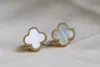 Designer Medium örhängen för kvinnor Mor Pearl Gold-Plating 18k Four-Leaförhängen Senior Classic Earrings New Clover Earrings Light Luxury Flash Mens 2024