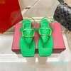 Lüks Kadınlar Sandalet Peep Toe Düz Plaj Terlik Metal Flip Flops Kahverengi Siyah Yaz Ayakkabıları Klasikler Tembel Büyük Baş Slaytlar Sandal