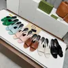 Interlocking Heel Sandal Leather Mid Heel Ladies Sandals tofflor Designer Fashion Ladies Flats Ankle Buckle Sole Mules Summer Beach Sexy Shoes Storlek 35-42