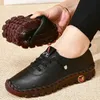Tênis sapatos de cupomas de couro para mulheres deslizamentos confortáveis ​​em apartamentos manualmente fios de costura mãe zapatillas de mujer 240117